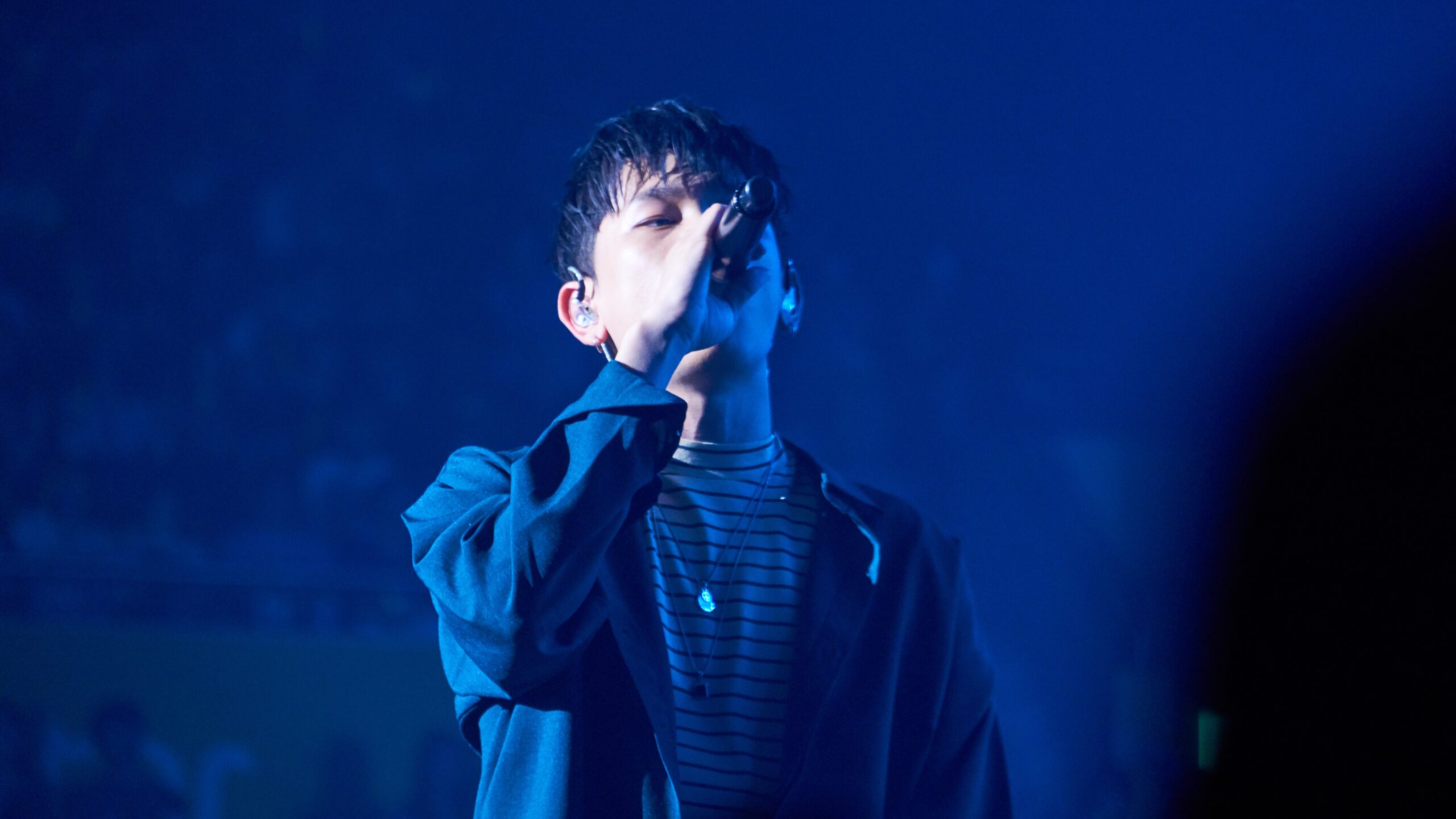 Crush singing into a microphone at the July 2017 Liiv concert