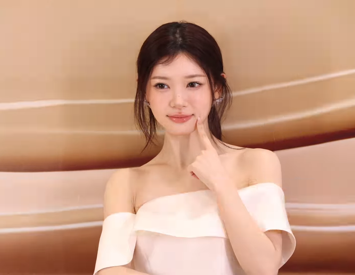 ILLIT’s Moka posing at an Estée Lauder event in February 2026.