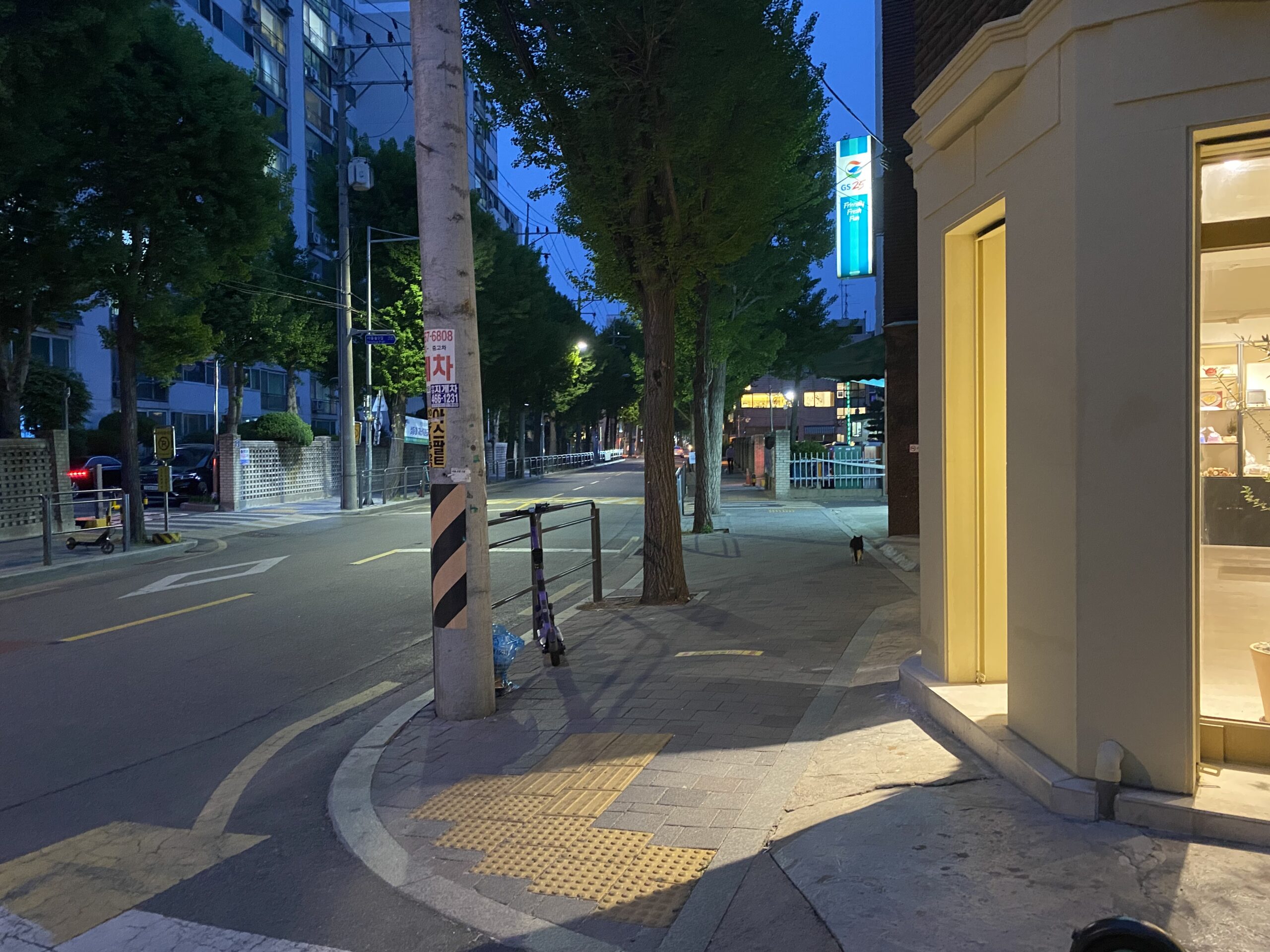 Evening street scene in Seongsu-dong, Seoul