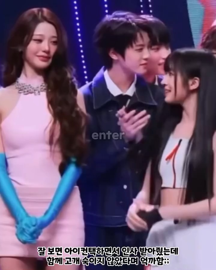 A closer view of Wonyoung and Rada at the same moment, with a Korean caption defending the acknowledgment
